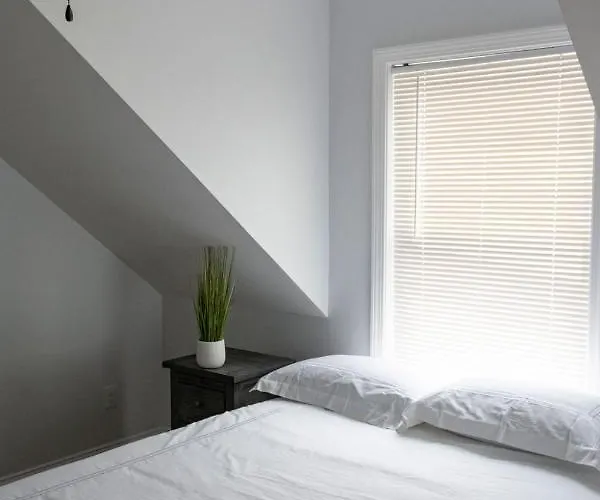 Queen Bed - Boston - Rm 3