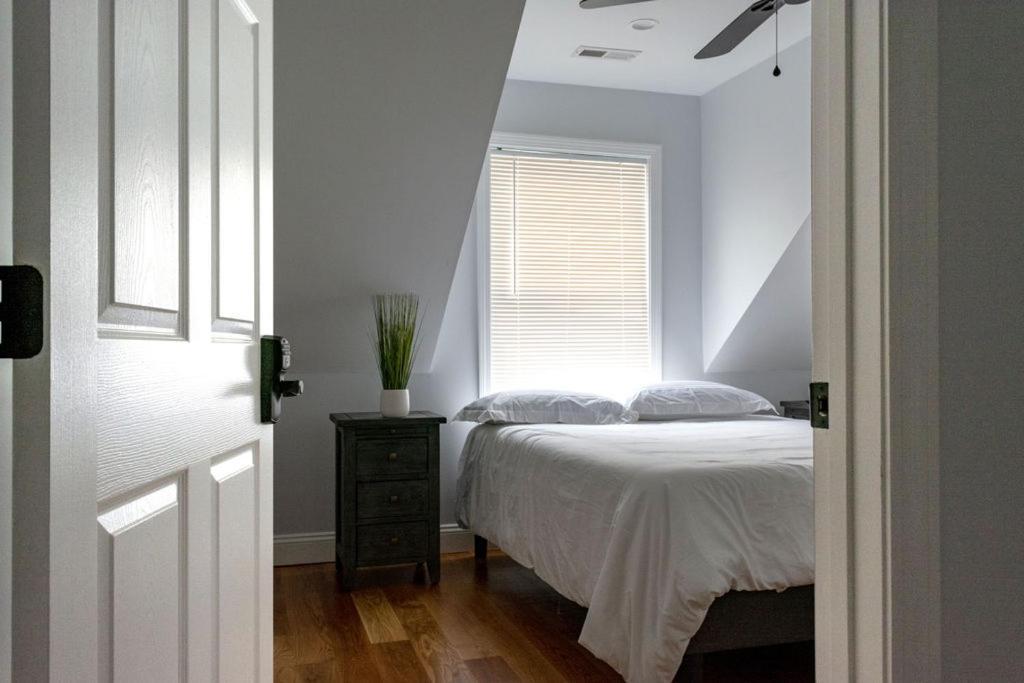 Queen Bed - Boston - Rm 3 * Stoneham